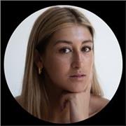 Insegnante di spagnolo impartisce lezioni di spagnolo per studenti di scuole medie e superiori